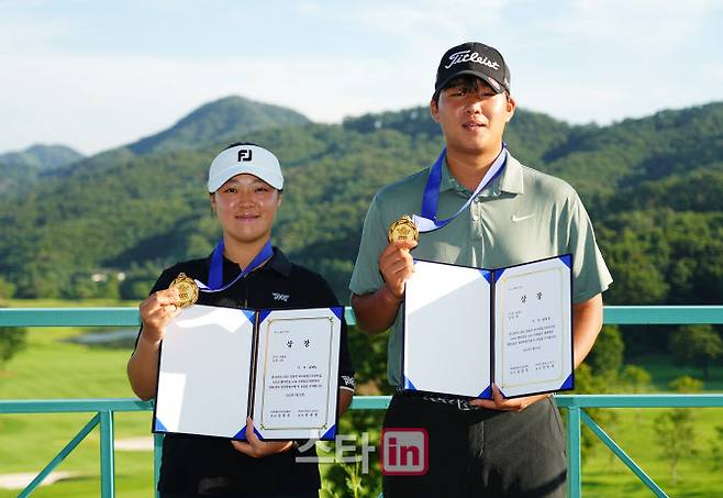김채린(왼쪽)과 김성찬이 23일 강원 원주시의 오크밸리 컨트리클럽 파인·체리코스에서 열린 ‘제1회 김효주-퍼시픽링스코리아컵 AJGA 챔피언십 with 이데일리’에서 남여부 통합 우승을 차지한 뒤 메달을 목에 걸고 기념 촬영을 하고 있다.(사진=이데일리 골프in 조원범 기자)