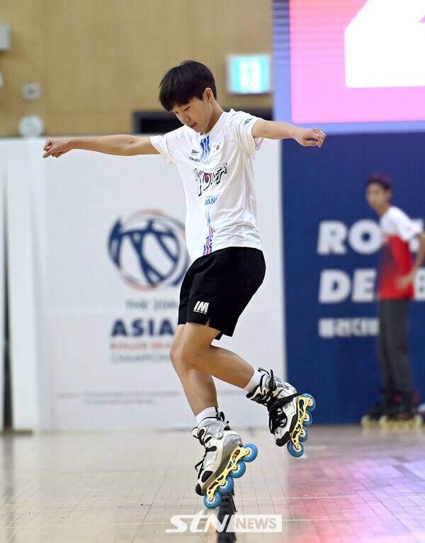 24일 제천 어울림체육관에서 치러진 '제20회 아시아 롤러스케이팅 선수권대회' 인라인 프리스타일 남자 주니어 배틀 슬라럼 종목에서 대한민국 박성원이 기술을 펼치고 있다. /사진(제천)=김종원 기자