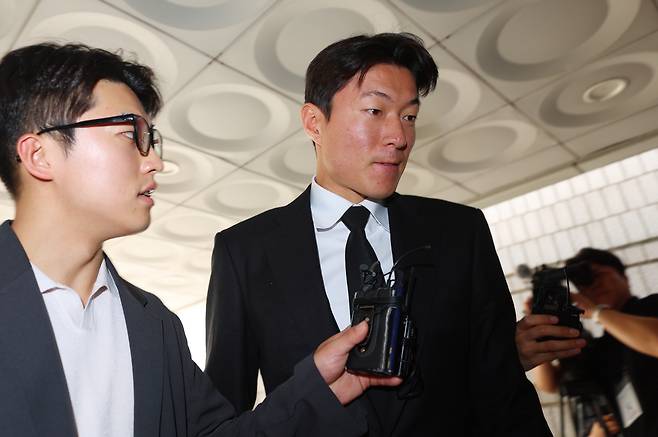 항소심 출석하는 황의조
(서울=연합뉴스) 김도훈 기자 = 불법 촬영 혐의로 1심에서 징역 1년에 집행유예 2년을 선고받은 축구선수 황의조가 19일 서울 서초구 서울고등법원에서 열린 2심 첫 공판에 출석하고 있다. 2025.6.19