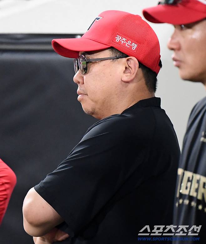 24일 광주 기아 챔피언스필드에서 열린 LG-KIA전. 3연전 스윕패의 위기에 빠진 KIA 이범호 감독이 심각한 표정으로 경기를 지켜보고 있다. 광주=정재근 기자 cjg@sportschosun.com/2025.7.24/