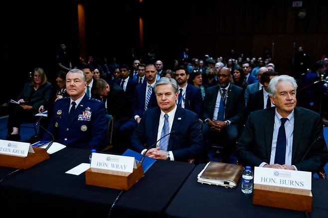 2024년 3월 11일 당시 FBI 국장 크리스토퍼 레이, CIA 국장 윌리엄 번스, 국방정보국(DIA) 국장 제프리 크루즈 공군 중장이 미국 워싱턴 국회의사당에서 열린 미국 안보에 대한 전 세계적 위협에 대한 상원 정보위원회 청문회에 증언하기 위해 도착하고 있다. /연합뉴스