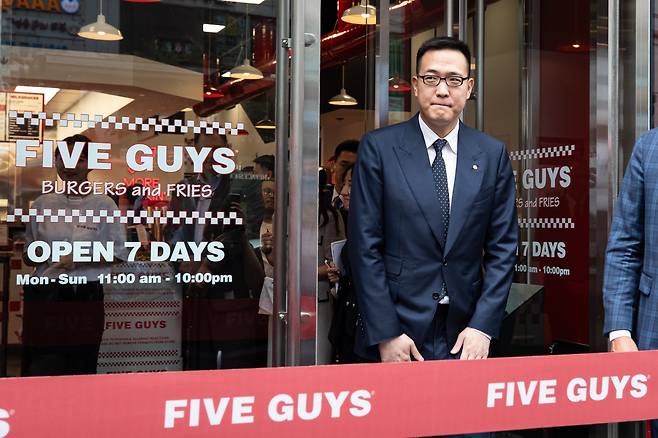 김동선 한화갤러리아 부사장(미래비전총괄)이 2023년 6월 서울 강남구 파이브가이즈 강남에서 열린 파이브가이즈 1호점 오픈 행사에 참석하고 있다./뉴스1