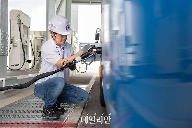 수소충전기 안전점검 중인 모습.ⓒ한국가스안전공사