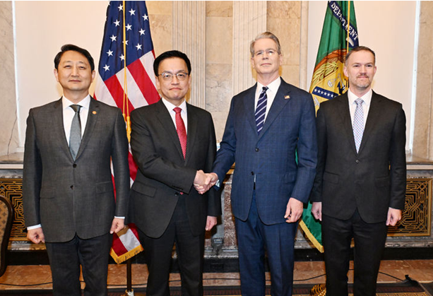 안덕근 산업통상자원부 장관(왼쪽부터), 최상목 경제부총리 겸 기획재정부 장관이 지난 4월 24일 스콧 메센트 미국 재무장관과 제이미슨 그리어 미국무역대표부(USTR) 대표와 워싱턴DC에서 기념사진을 찍고 있다. ⓒ뉴시스