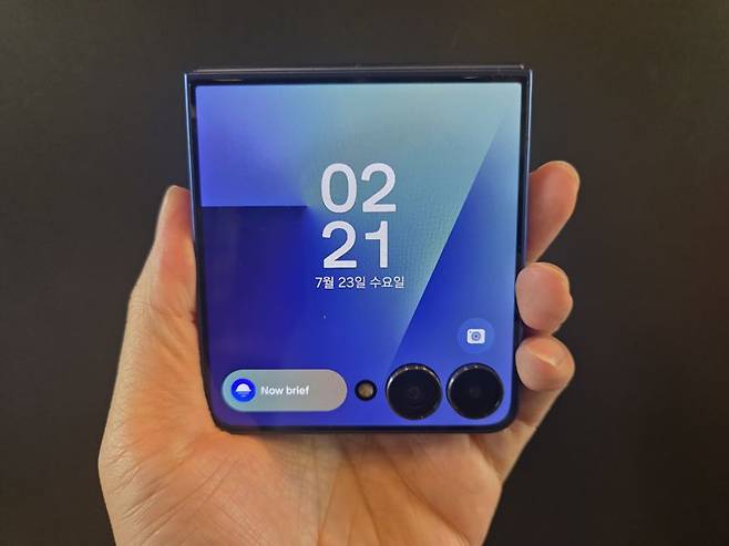 갤럭시 Z 플립7 커버 화면 모습. 사진=구자윤 기자
