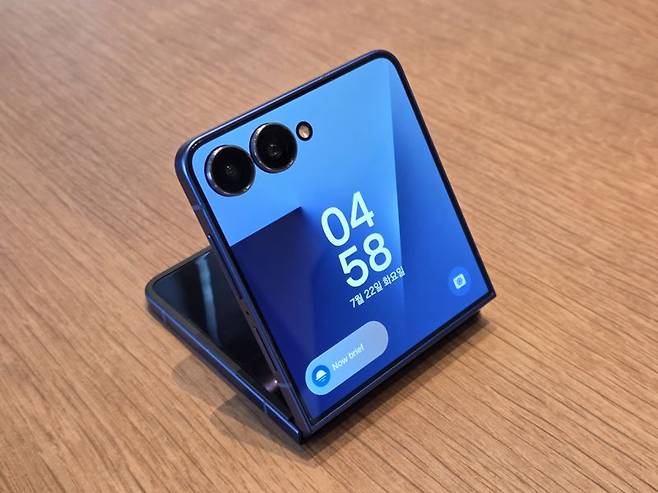 갤럭시 Z 플립7을 살짝 접은 모습. 사진=구자윤 기자