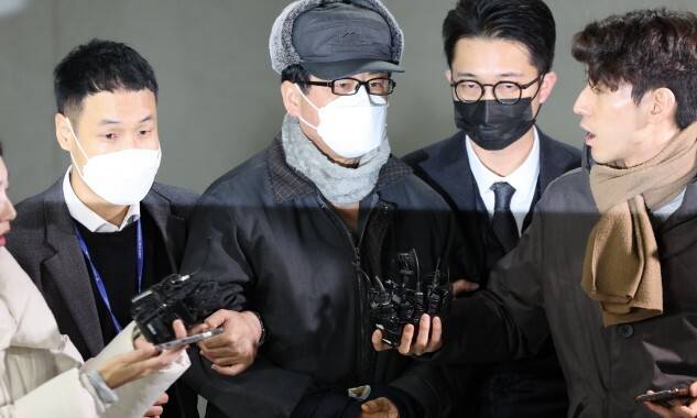 노상원 전 정보사령관이 지난 1월24일 아침 서울 은평구 서울서부경찰서에서 서울중앙지검으로 송치되고 있다. 김영원 기자 forever@hani.co.kr