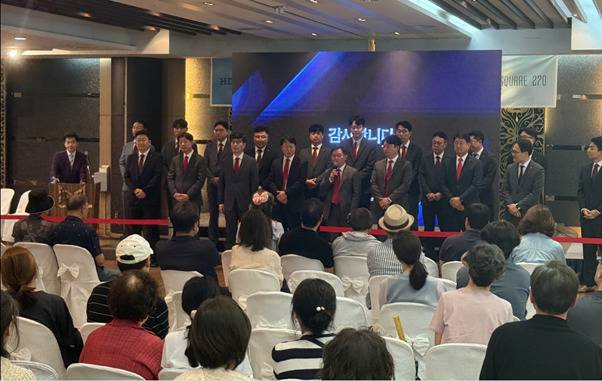 정경구 HDC현대산업개발 대표이사를 비롯한 직원들이 지난 19일 열린 방배신삼호 재건축 홍보설명회에 참석한 모습. HDC현대산업개발