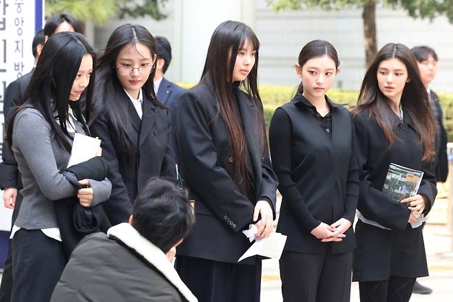 그룹 뉴진스(NJZ)가 7일 오후 어도어가 뉴진스 멤버들을 상대로 제기한 기획사 지위보전 및 광고계약 체결 등 금지 가처분 심문을 마치고 입장을 밝히고 있다. 서병수 기자 qudtn@edaily.co.kr /2025.03.07/