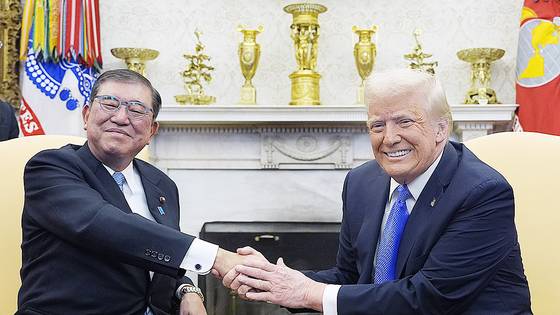 이시바 시게루 일본 총리가 지난 2월 미국 워싱턴DC 백악관에서 도널드 트럼프 대통령과 악수를 나누고 있다. AP=연합뉴스