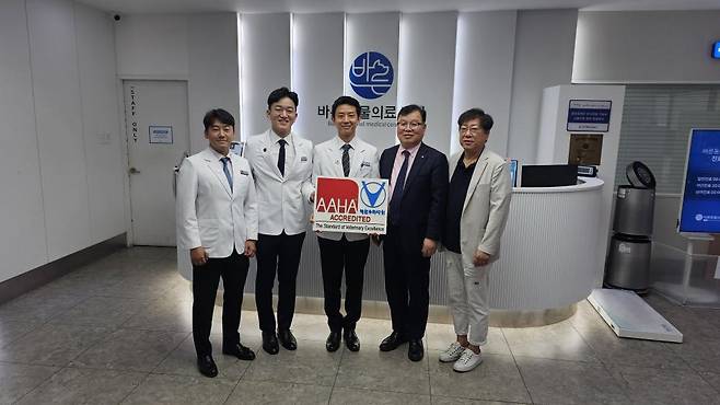 왼쪽부터 대구24시바른동물의료센터(이정석 원장, 이세원 원장, 임창규 원장), 대한수의사회 허주형 회장, 대구시수의사회 박준서 회장