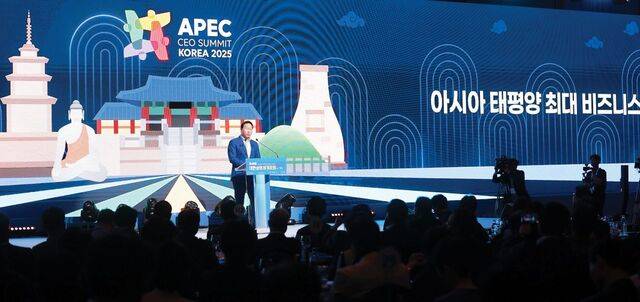 최태원 대한상공회의소 회장(SK그룹 회장)이 지난 16일 경북 경주 라한셀렉트 호텔에서 열린 대한상의 하계포럼에서 개회사를 하고 있다. 최 회장은 오는 10월 말 경주에서 개최되는 아시아태평양경제협력체(APEC) CEO 서밋 의장을 맡고 있다. 연합뉴스