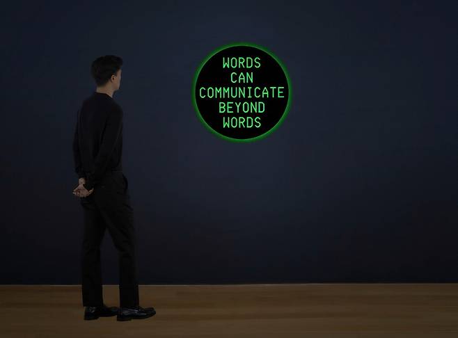 인공지능(AI)이 지은 시구를 활용한 사샤 스타일스의 설치 작품 'WORDS CAN COMMUNICATE BEYOND WORDS'(2024). 지난 3월 미국 뉴욕 크리스티 경매에서 1만80달러(약 1380만원)에 낙찰됐다. 크리스티