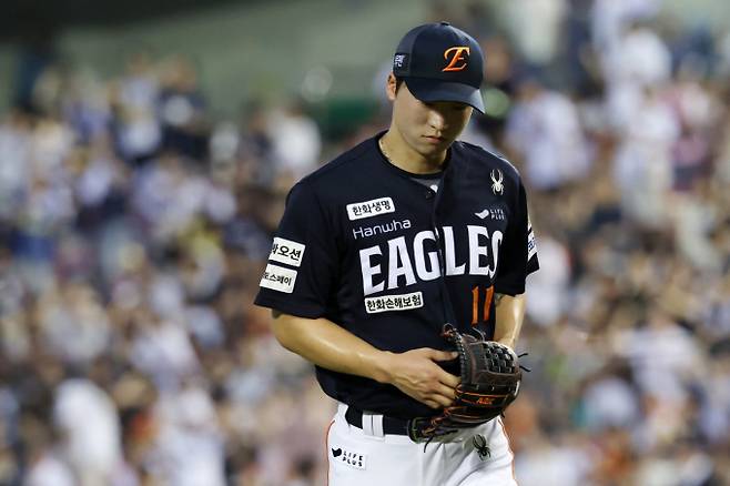 한화 이글스 엄상백이 불펜 전환 후 또다시 난타를 당하며 부진했다. 사진은 한화에서 활약 중인 엄상백의 모습. /사진=뉴시스