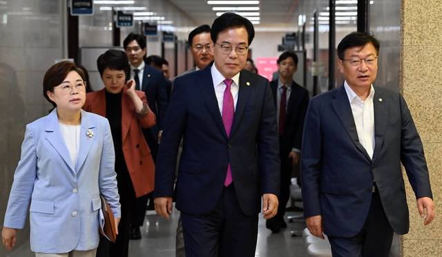 비대위 참석하는 송언석 : 송언석(가운데) 국민의힘 비상대책위원장 겸 원내대표가 24일 오전 국회에서 비대위 회의에 참석하기 위해 이동하고 있다. 곽성호 기자
