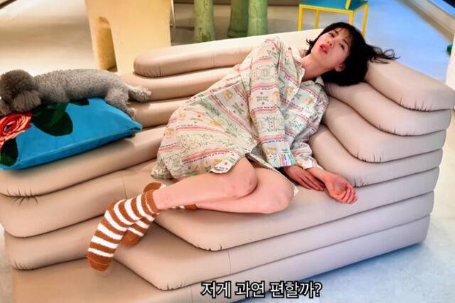 나나가 독특한 소파를 자랑했다. / 유튜브 'NA( )NA'
