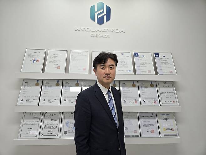 반도체, 디스플레이, 2차전지, 바이오 등 하이테크 산업을 대상으로 한 전문 EPC 기업 형원이엔지를 이끌고 있는 김정환 대표. 그는 미국 인도 등 하이테크산업 투자 증가에 따른 해외 시장 공략을 통해 글로벌 하이테크 제조설비 EPC기업의 초강자로 도약하는 꿈을 꾸고 있다. 파주 등 지역사회에서의 나눔과 글로벌 사회공헌에도 관심이 큰 그는 기업은 사회 구성원으로서 사회적책임을 다해야 한다는 경영 철학을 실천하고 있다.