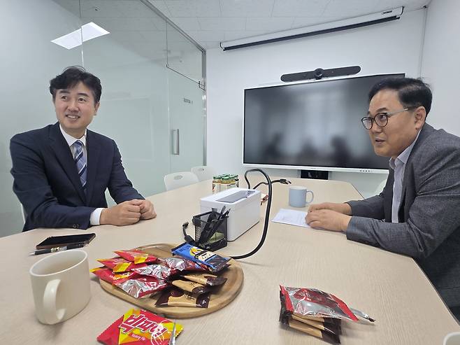 김정환(왼쪽) 형원이엔지 대표와 김영상 코리아헤럴드 사장이 인터뷰를 진행하고 있다.