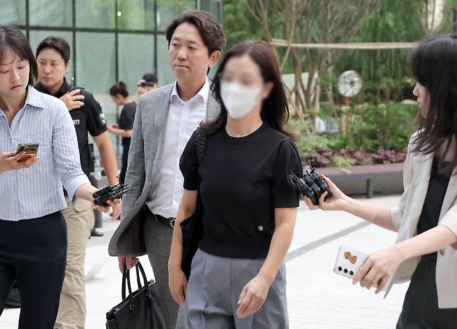 김건희씨 일가의 집사로 알려진 김예성 씨 부인 정 모씨가 23일 서울 종로구 KT광화문빌딩에 마련된 김건희 여사 관련 의혹을 수사 중인 민중기 특별검사팀 사무실에 출석하고 있다. 연합뉴스