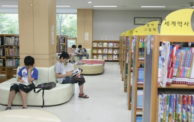 ▲석수도서관 열람실에서 아이들이 책을 읽고 있다. ⓒ안양시