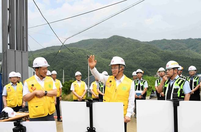 김동철(가운데) 한국전력 사장이 지난 14일 신장성변전소를 찾아 현장 점검을 하고 있다. 건설 중인 해당 변전소는 호남권 재생에너지를 중부권 계통과 연계하는 국가 기간 전력망의 허브다. 한전 제공