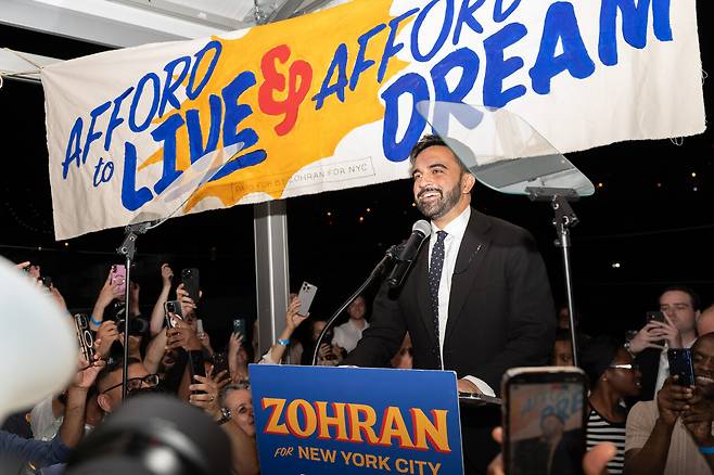 6월25일 민주당 경선에서 승리한 조란 맘다니 뉴욕 시장 후보가 지지자들에게 인사말을 하고 있다.ⓒUPI