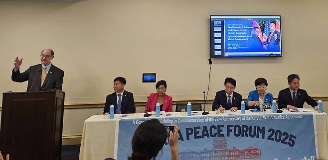 미국 워싱턴 DC 연방의회에서 23일(현지 시각) 미주민주참여포럼(KAPAC) 주최로 열린 '한반도 평화포럼'에서 브래드 셔먼(왼쪽 첫 번째) 민주당 하원 의원이 발언하고 있다. 오른쪽으로 최광철 KAPAC 대표, 주디 추 민주당 하원 의원, 조정식·서영교·김영배 더불어민주당 의원. ⓒ연합뉴스