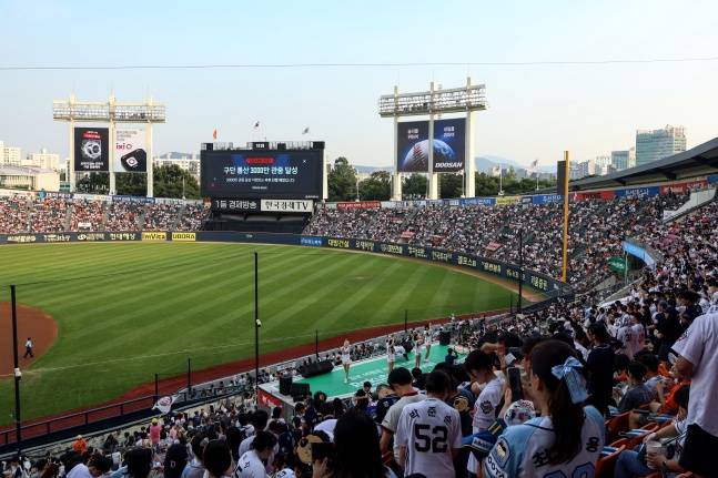 '인기 절정' 두산 베어스, KBO 역대 3번째 3000만 관중 돌파! "최강 10번 타자에 무한한 감사"