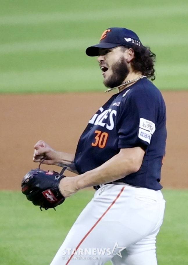 2025 신한 SOL Bank KBO리그 두산 베어스 대 한화 이글스 경기가 24일 서울 잠실야구장에서 열렸다. 한화 선발 폰세가 5회말 2사에서 두산 양석환을 땅볼로 처리한 후 환호하고 있다. /사진=김진경 대기자