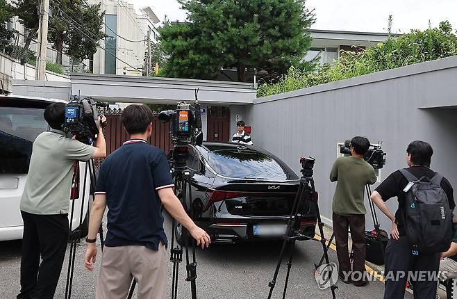 내란특검, 한덕수 전 국무총리 자택 압수수색 (서울=연합뉴스) 서대연 기자 = '12·3 비상계엄' 관련 내란·외환 사건을 수사하는 조은석 특별검사팀이 한덕수 전 국무총리에 대한 강제수사에 착수한 24일 압수수색이 진행 중인 서울 종로구 한 전 총리 자택 앞에 취재진이 대기하고 있다. 2025.7.24 dwise@yna.co.kr