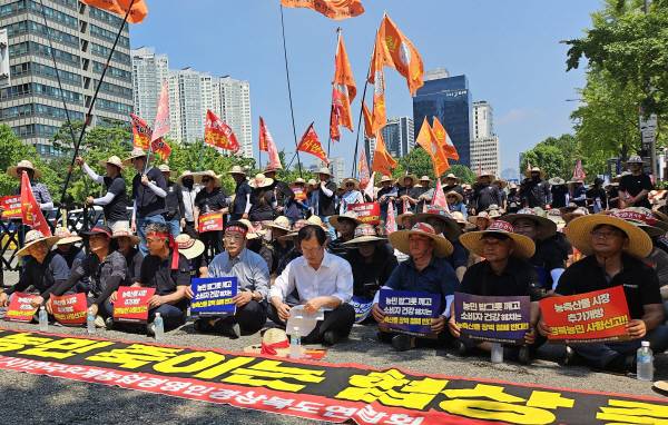 한국후계농업경영인경북연합회 회원들이 25일 용산 대통령실 인근에서 농축산물 시장 개방을 반대하는 집회를 열고 있다.
