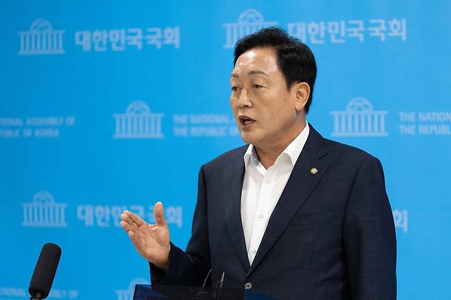 김선교 국민의힘 의원이 7일 서울 여의도 국회 소통관에서 기자회견을 열고 김건희 여사 특검팀이 자신을 출국금지 조치한 것과 관련해 명백한 야당 탄압이라고 주장하고 있다. 사진=뉴스1