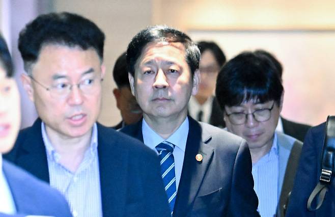 한미 간 ‘2+2 통상협상’을 위해 미국으로 출국하려던 구윤철 부총리 겸 기획재정부 장관이 24일 인천국제공항 제2터미널을 굳은 표정으로 나서고 있다. 기재부는 언론 공지를 통해 “미국과 예정됐던 2+2 협상은 스콧 베선트 미국 재무장관의 긴급한 일정으로 인해 개최하지 못하게 됐다”고 밝혔다. (사진=연합뉴스)