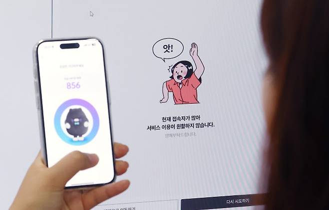 문화체육관광부와 영화진흥위원회가 마련한 영화관 입장권 6000원 할인권 배포 첫날인 25일 주요 영화관 앱과 홈페이지에 신청 접수자 폭주로 인한 접속 불가 안내문 및 대기번호가 띄워져 있다. (사진=연합뉴스).