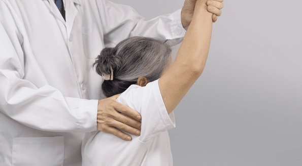 강동헌 원장은 도수치료를 통해 뇌 기능 개선에 도움이 될 수도 있다고 말했다 |출처: 클립아트코리아