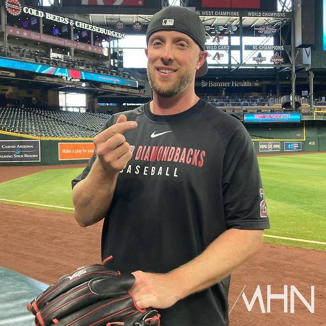 (켈리가 지난 6월 MHN과 인터뷰 후 한국팬들을 위해 손가락으로 하트 모양을 만들어 보여주고 있다)