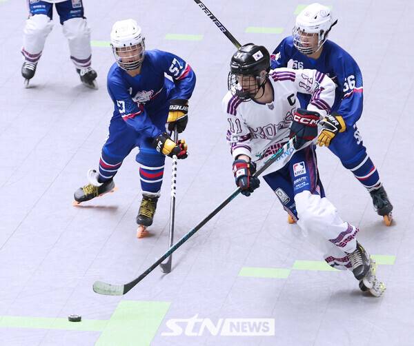 25일 충북 제천 세명대학교 세명체육관에서 치러진 '제20회 아시아 롤러스케이팅 선수권대회' 인라인하키 경기에서 한국이 대만과 맞붙고있다. /사진(제천)=강명호 기자