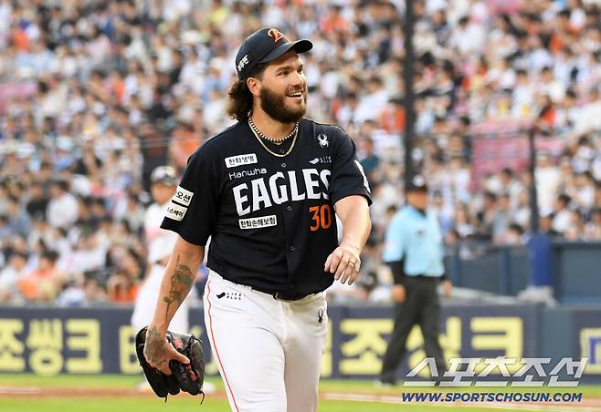 경기 초반부터 강력한 구위를 앞세워 두산 타선을 압도했다.