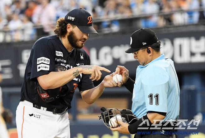 6회 마운드에 오르기 전 주심을 찾아 공인구를 신중하게 고르는 폰세.