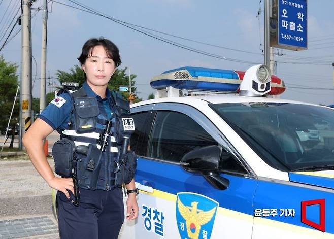 경찰 복제는 그동안 10년 단위로 바뀌어왔다. 현재 청록색 일반 상의 근무복도 2015년부터 적용된 디자인이다. 사진은 여주경찰서 오학파출소에서 근무중인 전민선 순경. 윤동주 기자