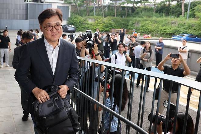 최휘영 문화체육관광부 장관 후보자가 지난 14일 서울 종로구 국립현대미술관 서울관에 마련된 인사청문회 준비 사무실로 첫 출근하고 있다. ⓒ문화체육관광부 제공