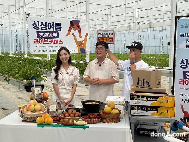 창농지원센터 청년농부사관학교 3기 졸업생 김민재 씨(가운데)가 23일 자신의 천안 농장에서 진행된 네이버 및 농협몰 라이브 커머스에 참가해 청국장을 소개하고 있다.