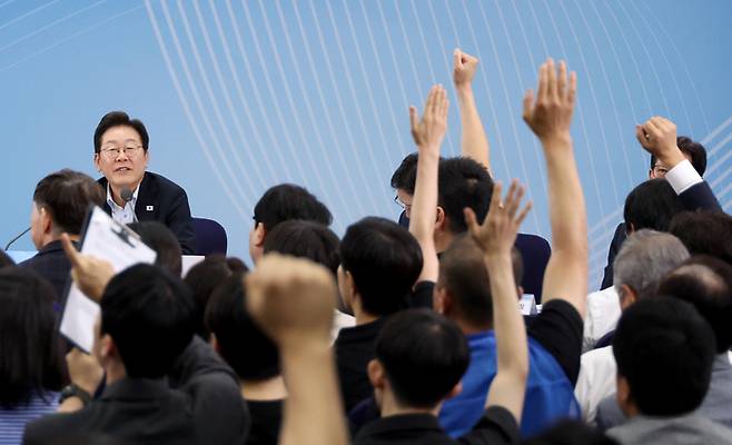 25일 부산 부경대에서 이재명 대통령이 참석한 가운데 열린 타운홀미팅 '부산의 마음을 듣다' 간담회에서 시민들이 손을 들어 발언권을 요청하고 있다. 연합뉴스