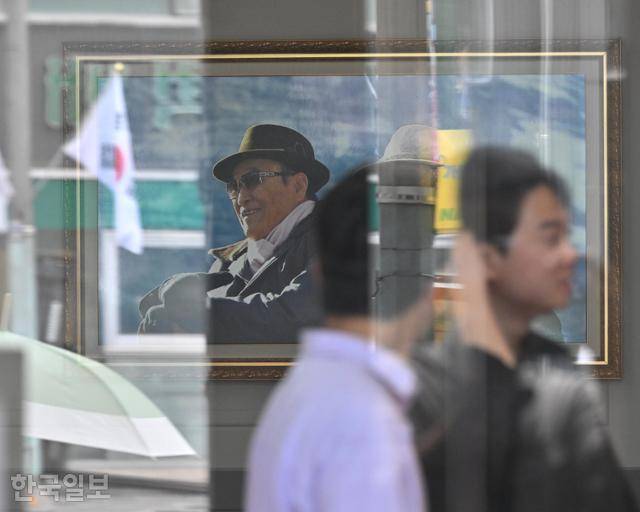 18일 민중기 특별검사팀이 압수수색을 실시한 서울 용산구 통일교 서울 본부 1층에 문선명 총재의 사진이 걸려있다. 이날 특검팀은 '건진법사 청탁 의혹'과 관련해 가평에 위치한 통일교와 서울 용산구에 있는 서울 본부에 대한 압수수색을 실시했다. 홍인기 기자