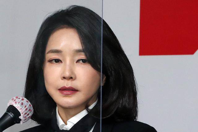 2021년 당시 윤석열 국민의힘 대선 후보의 배우자 김건희씨가 서울 여의도 국민의힘 당사에서 허위경력 의혹 등에 대한 입장문 발표를 하고 있다. 한국일보 자료사진