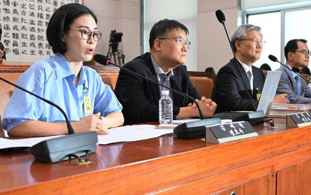 9일 서울 여의도 국회 법사위에서 열린 검찰개혁 토론회에서 김예원(왼쪽 첫 번째) 변호사가 자신의 의견을 밝히고 있다. 한국일보 자료사진