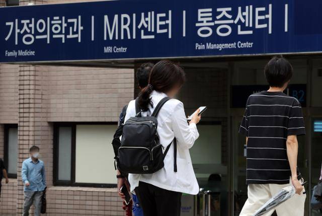 지난 17일 서울의 한 의과대학에서 의대생이 이동하고 있다. 뉴스1