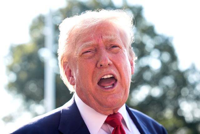 도널드 트럼프 미국 대통령이 25일 워싱턴 백악관을 떠나면서 기자회견을 가지고 있다. 워싱턴=AP 연합뉴스