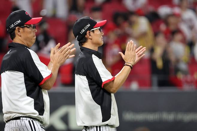 <yonhap photo-4946=""> 손뼉 치는 염경엽 감독 (광주=연합뉴스) 조남수 기자 = 23일 광주기아챔피언스필드에서 열린 프로야구 LG 트윈스와 KIA 타이거즈의 경기. LG 염경엽 감독이 연장 접전 끝에 6-5 승리를 거둔 선수들을 향해 손뼉을 치고 있다. 2025.7.23 iso64@yna.co.kr/2025-07-23 22:18:36/ <저작권자 ⓒ 1980-2025 ㈜연합뉴스. 무단 전재 재배포 금지, AI 학습 및 활용 금지></yonhap>