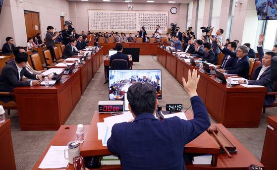 지난 22일 법제사법위원회 제427회 국회(임시회) 제4차 전체회의에서 'AI 디지털 교과서의 법적 지위를 교육자료로 바꾸는 초ㆍ중등교육법 일부개정법률안'에 대해 거수 투표를 진행하고 있다. 뉴시스